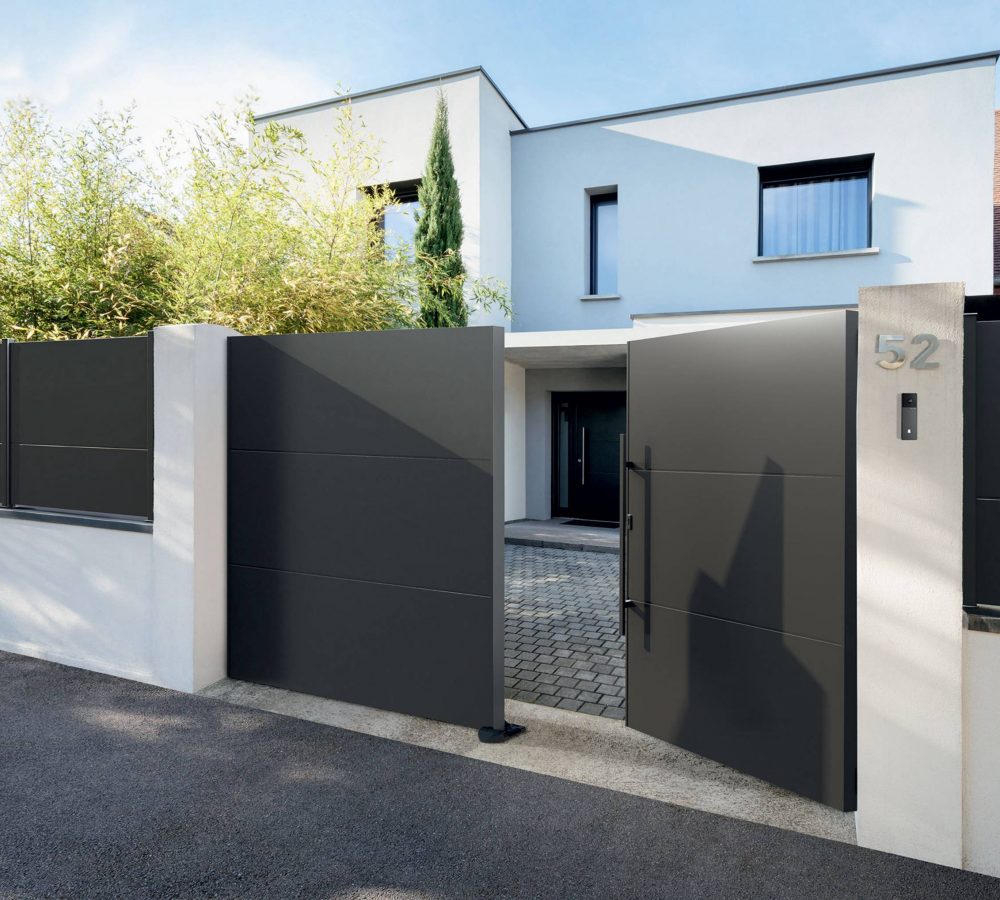batch_kostum_aluminium_architecte_portail_battant_plein_cloture_pleine_klavel_2100__sonette_visio_barre_tirage_inox (3)