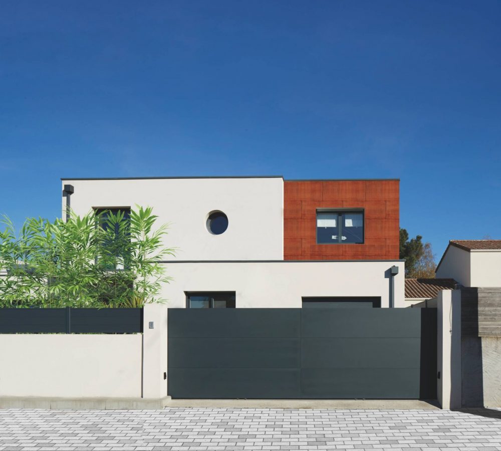 batch_kostum_aluminium_architecte_portail_coulissant_plein_klavel_cloture_briz_pleine_7016_digicode (3)